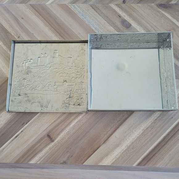 2 Vintage Embossed Tin Boxes - Rembrandt, Old World Castle, Europe, Musketeers - Picture 9 of 13